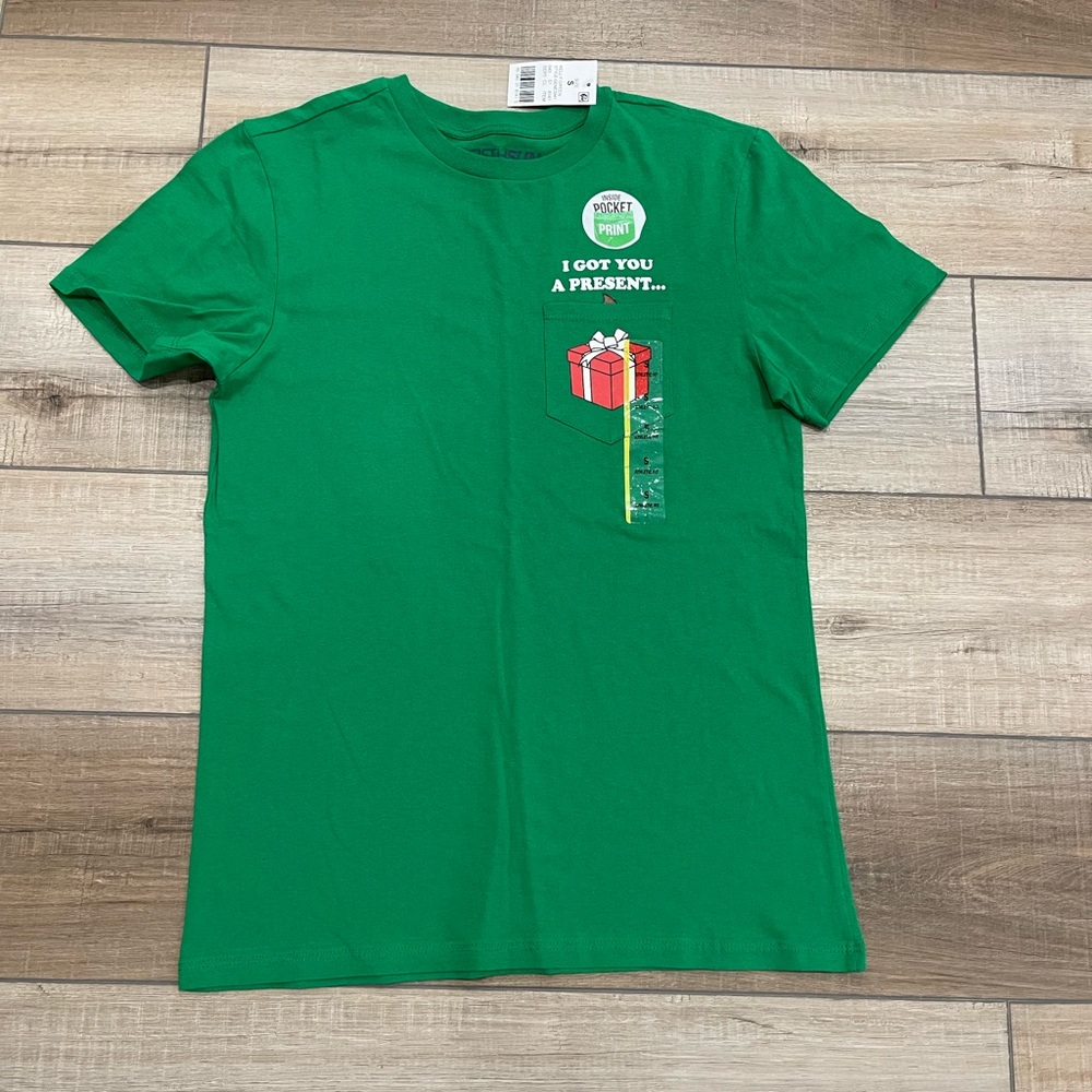 Green Graphic Tee with Gift Print Christmas Shirt Size Small Cotton Athletic Fit